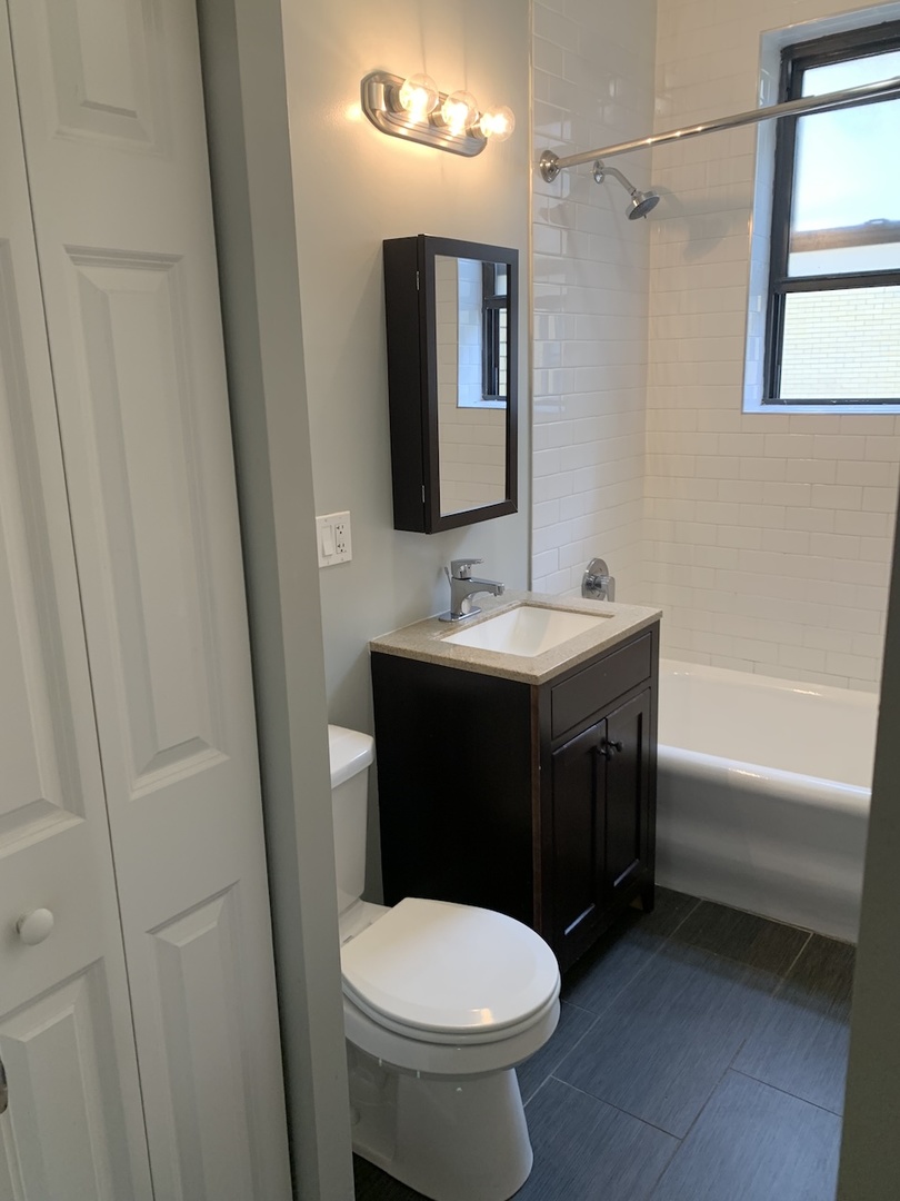5513 S EVERETT Avenue Unit: 2W