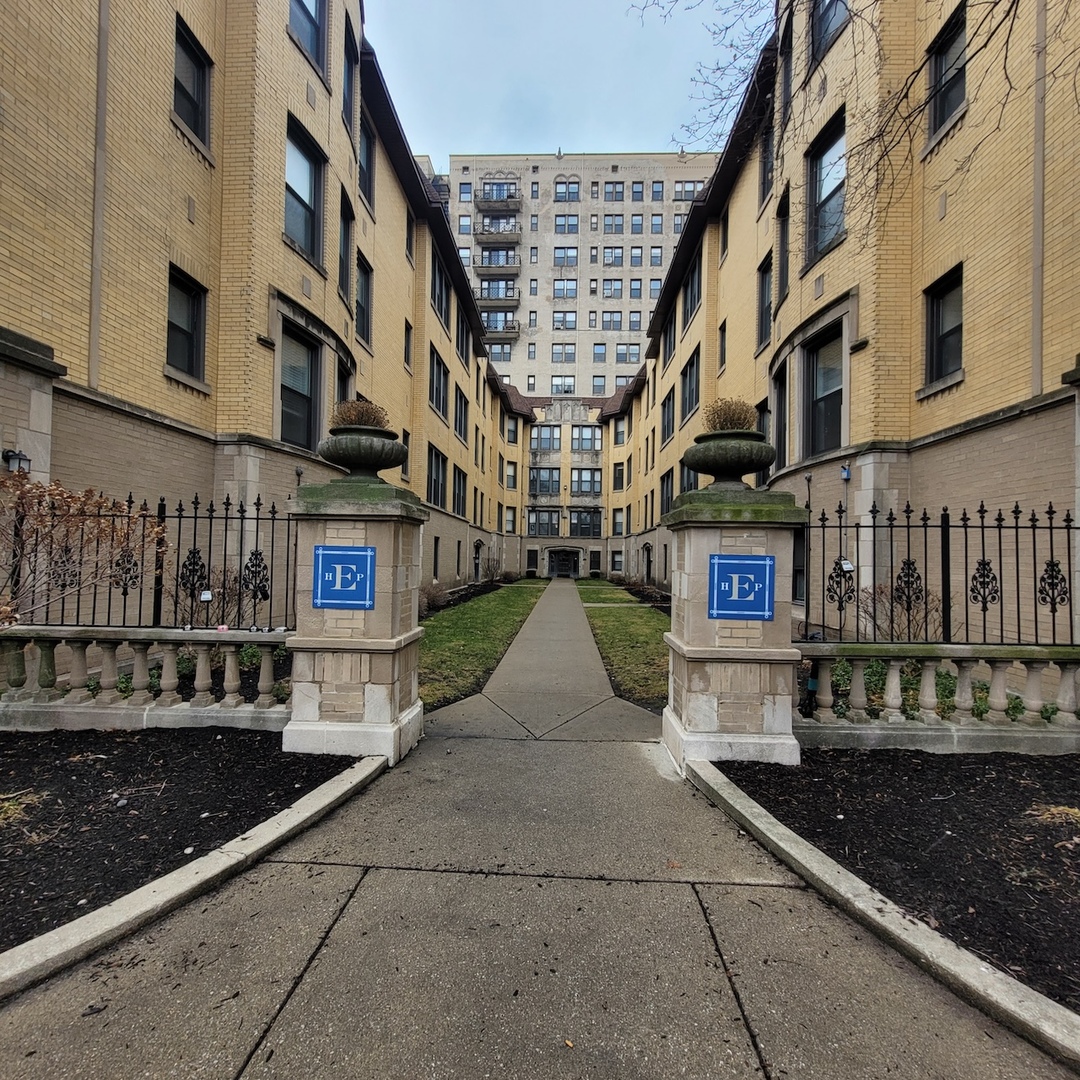 5513 S EVERETT Avenue Unit: 2W