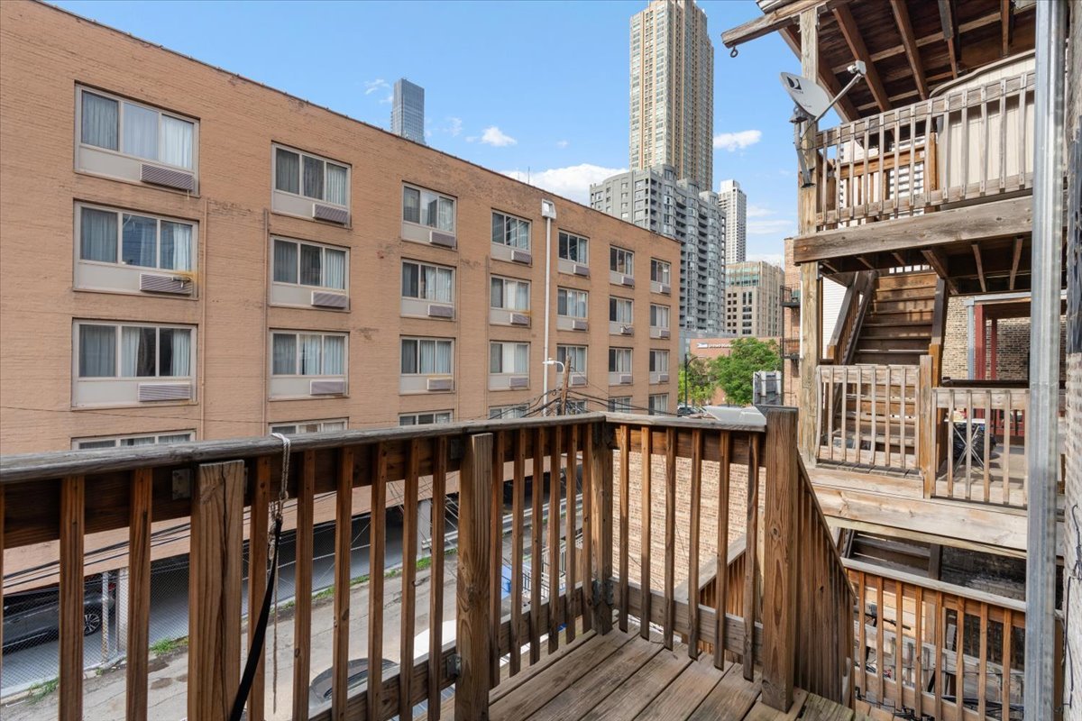 116 W Grand Avenue Unit: 3