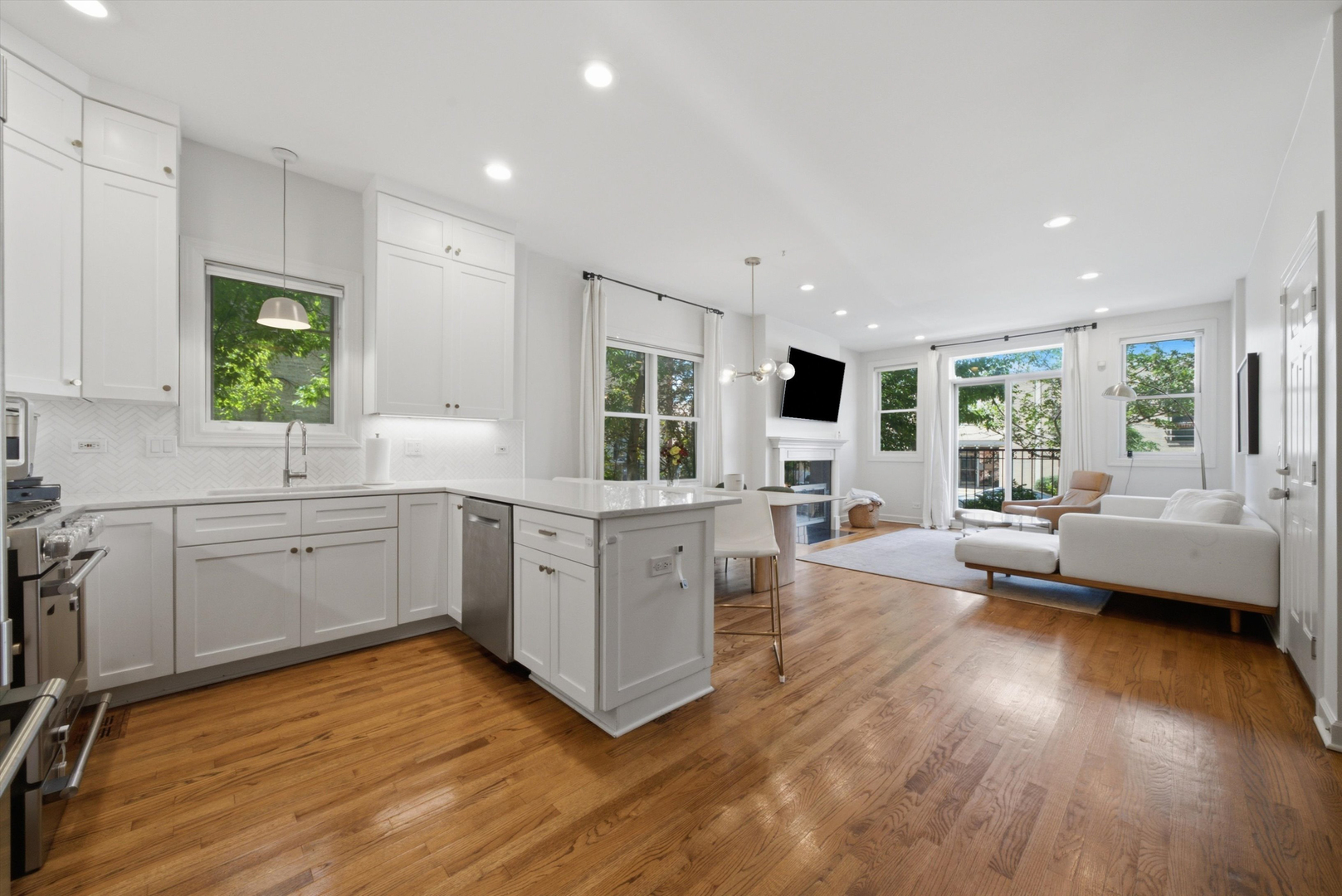 1109 W Cornelia Avenue Unit: 1W