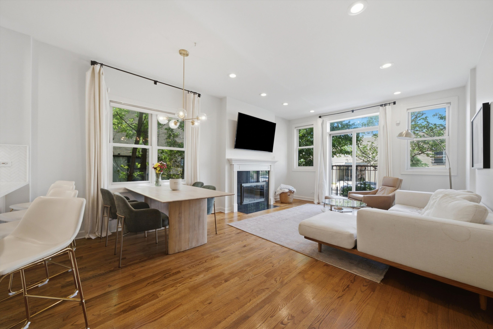 1109 W Cornelia Avenue Unit: 1W