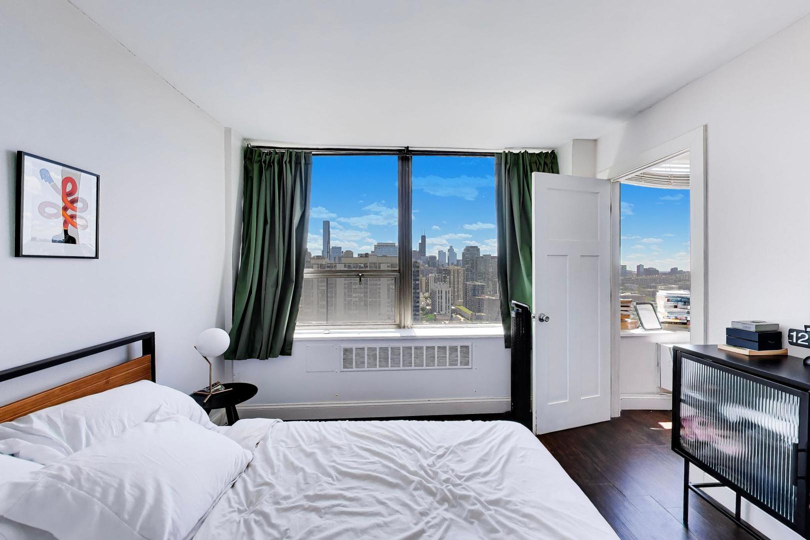 1460 N Sandburg Terrace Unit: 2809