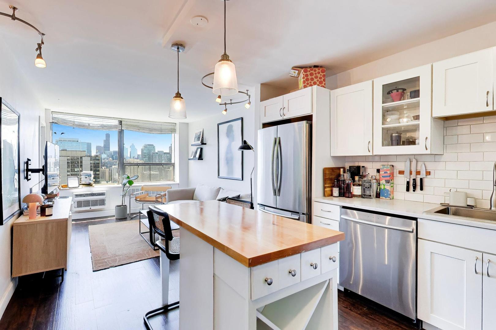 1460 N Sandburg Terrace Unit: 2809