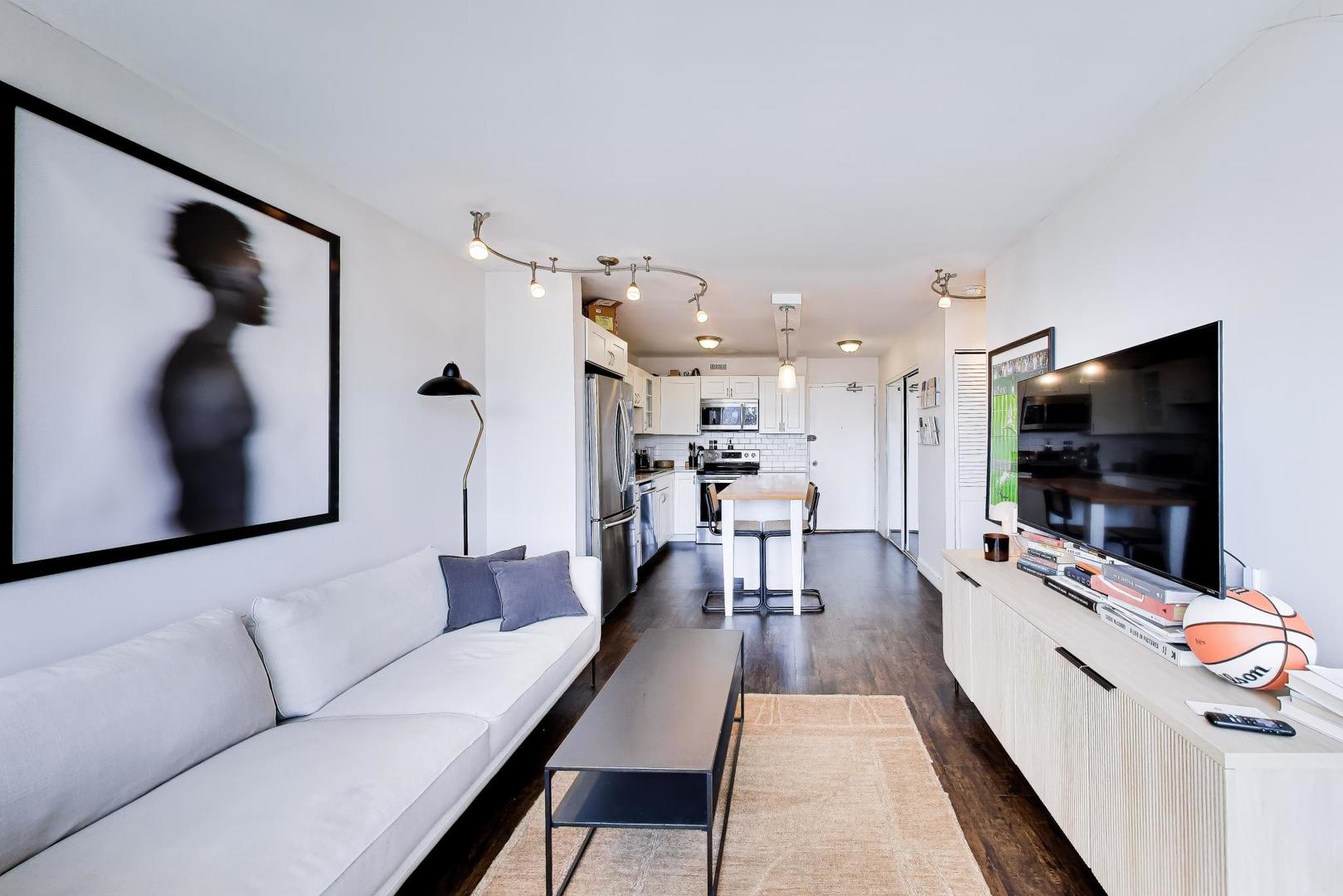 1460 N Sandburg Terrace Unit: 2809