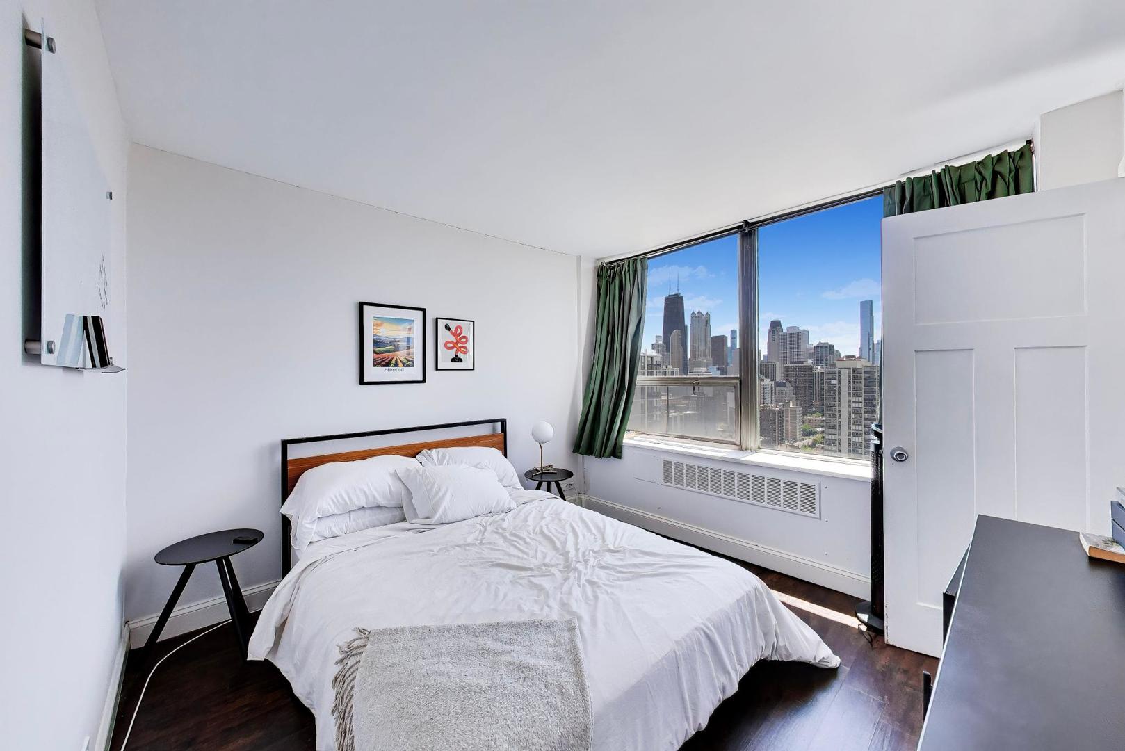 1460 N Sandburg Terrace Unit: 2809