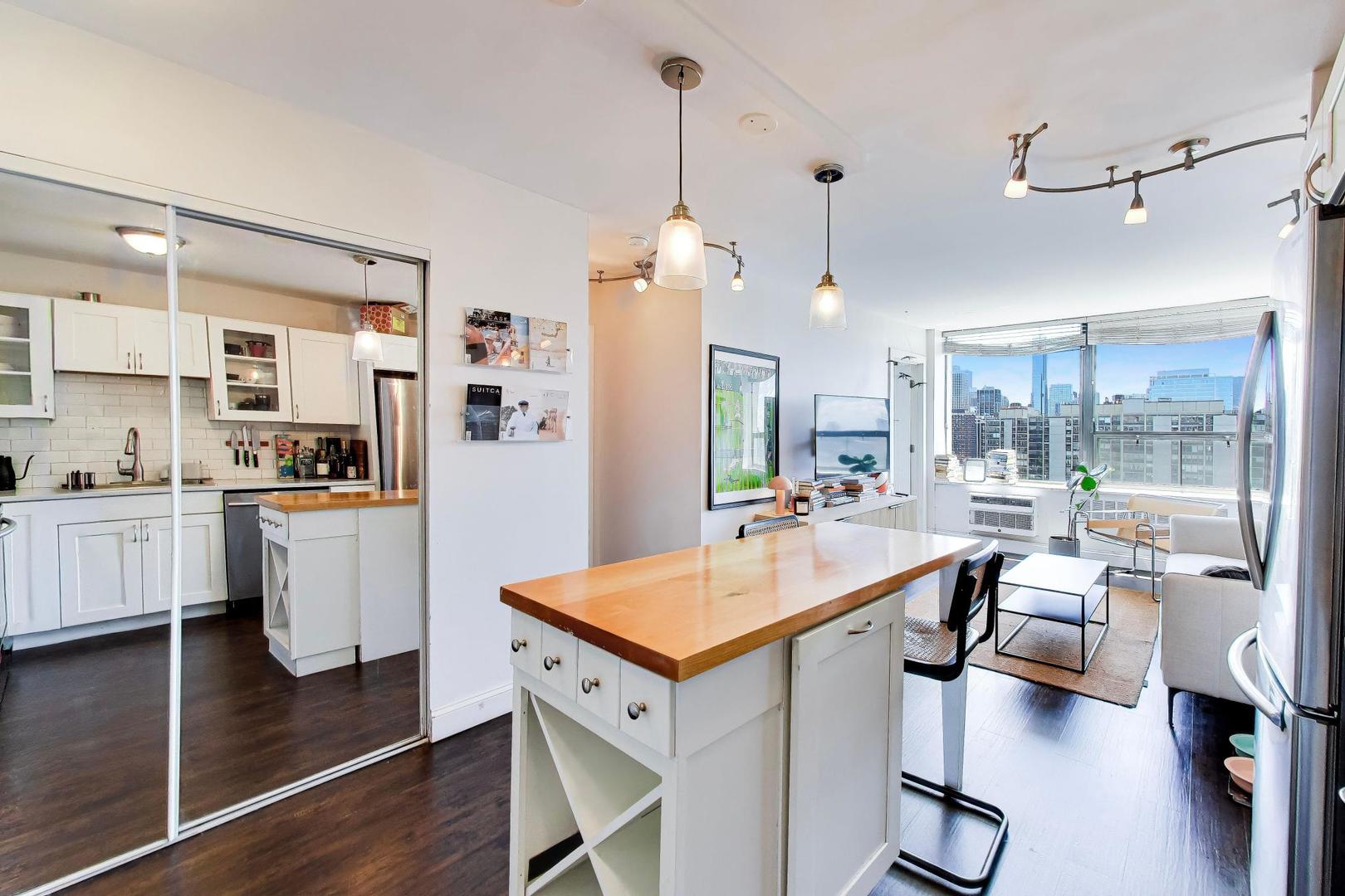 1460 N Sandburg Terrace Unit: 2809