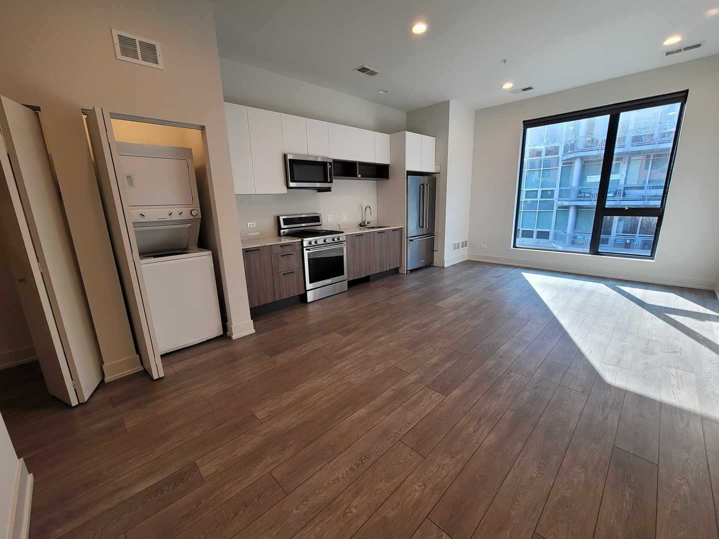 853 N Larrabee Street Unit: 205
