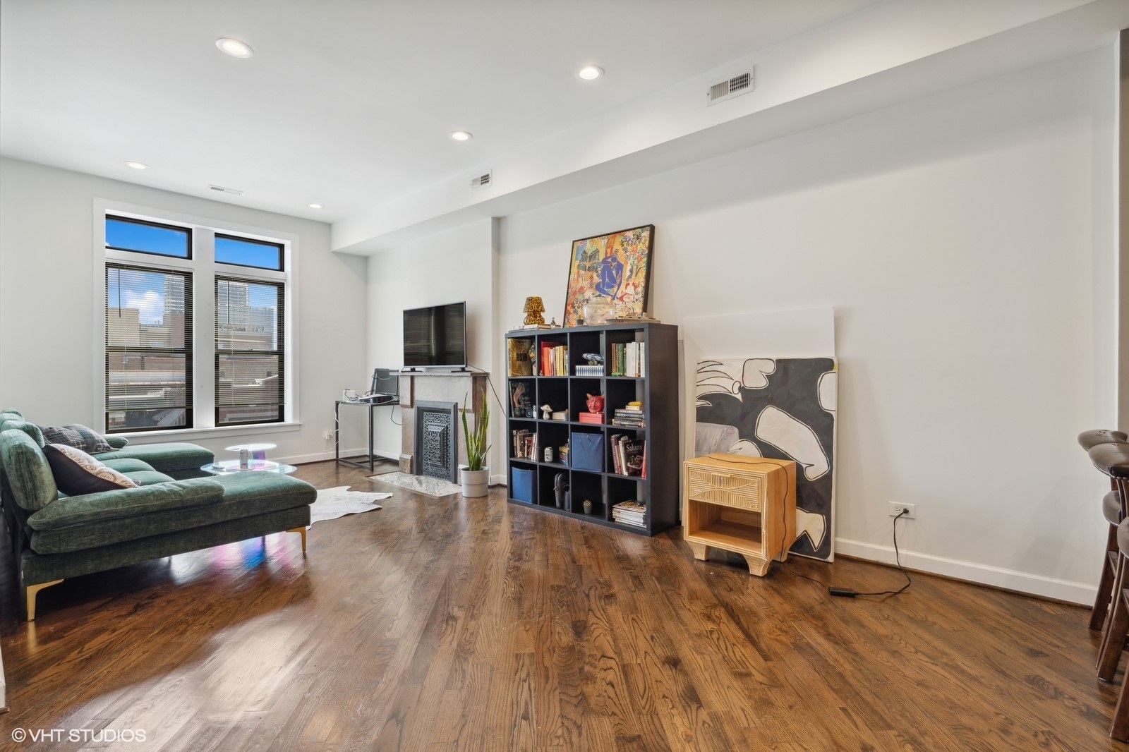 1156 W Grand Avenue Unit: 301