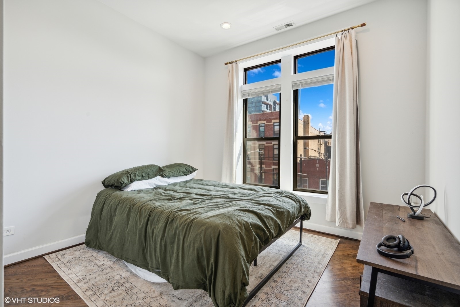 1156 W Grand Avenue Unit: 301