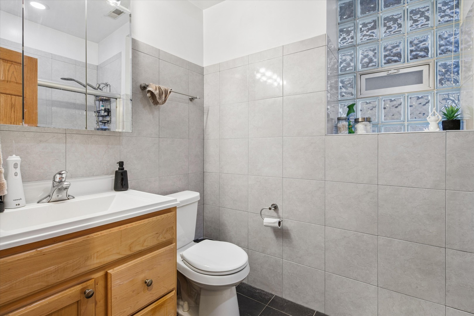 846 W NEWPORT Avenue Unit: 1S