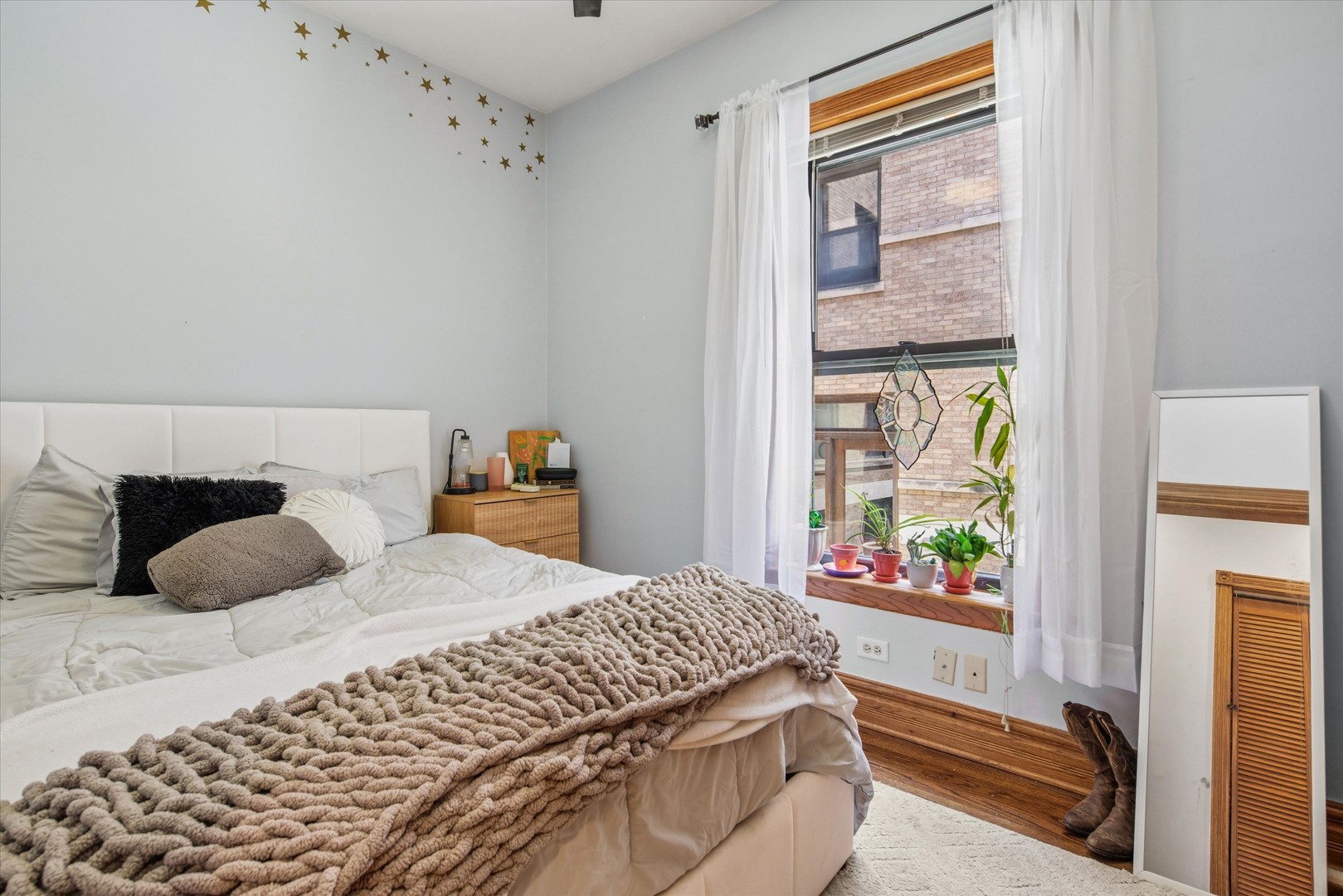846 W NEWPORT Avenue Unit: 1S