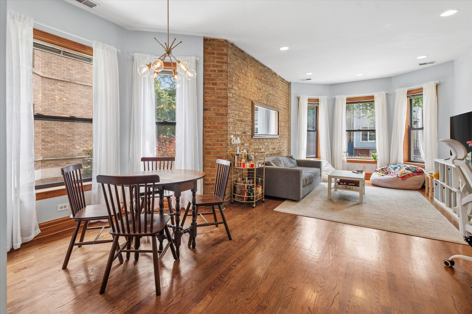 846 W NEWPORT Avenue Unit: 1S