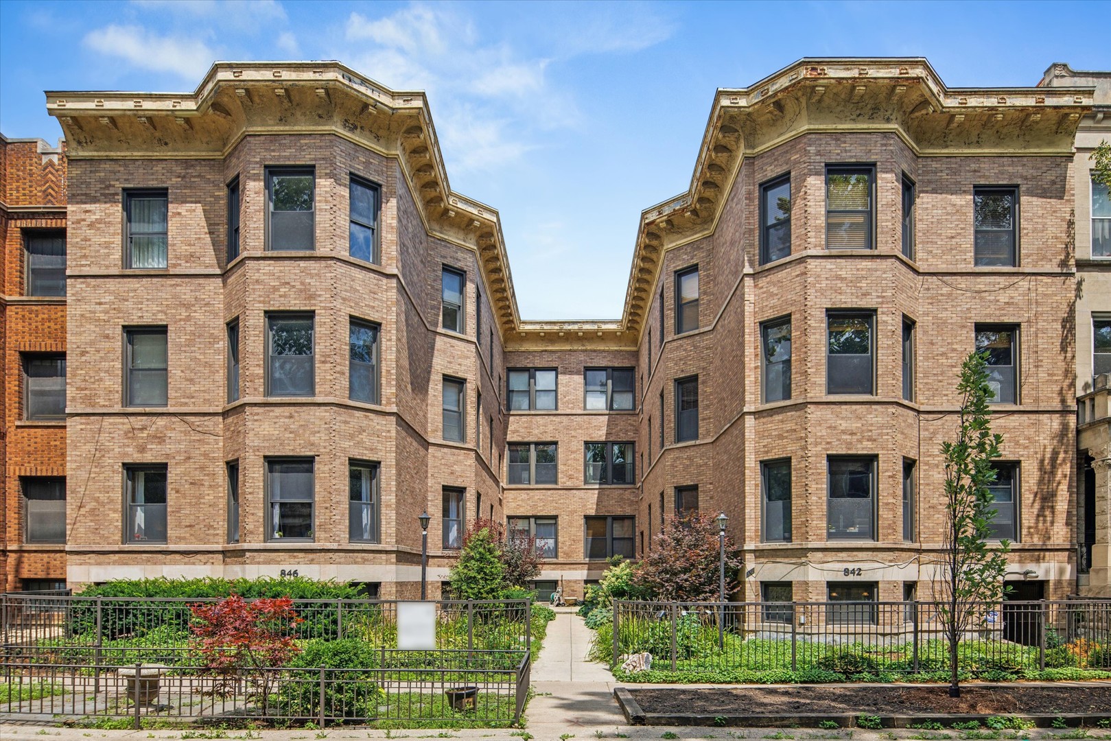 846 W NEWPORT Avenue Unit: 1S