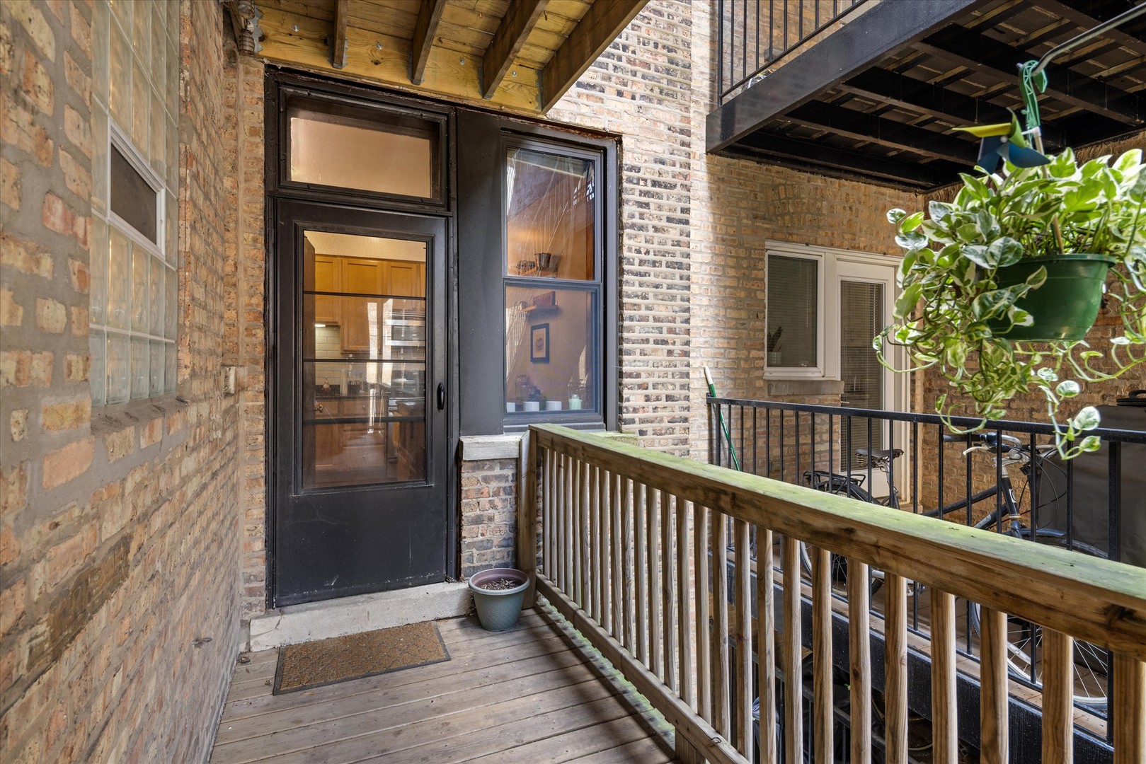 846 W NEWPORT Avenue Unit: 1S