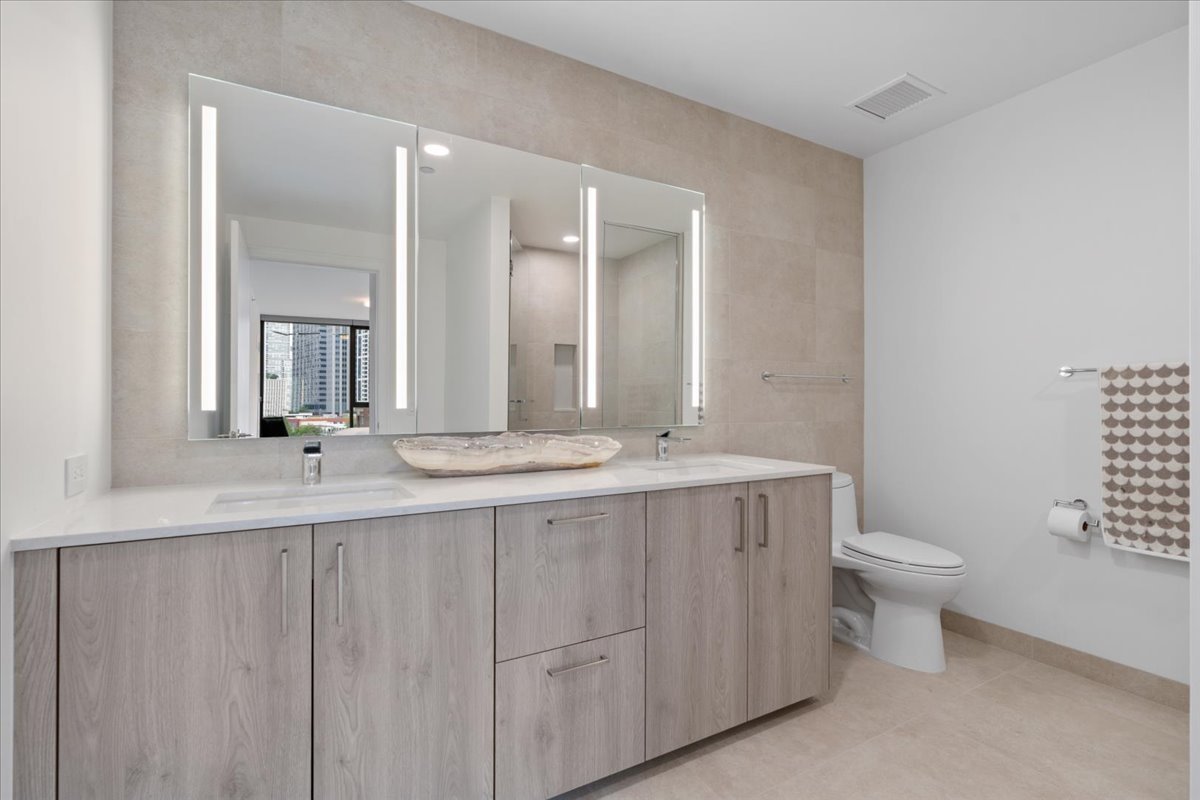211 N Harbor Drive Unit: 403