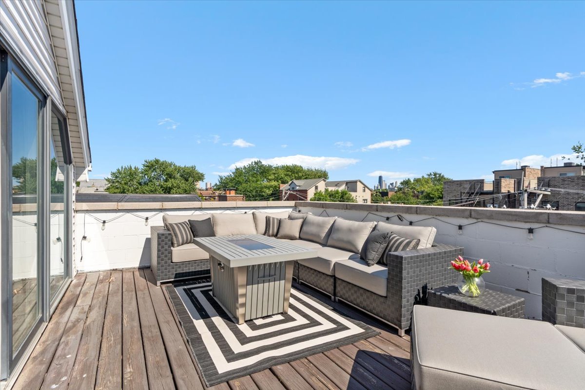 1521 W Wolfram Street Unit: 3