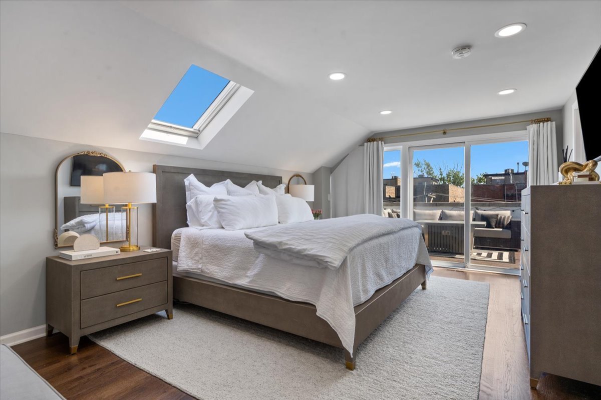 1521 W Wolfram Street Unit: 3