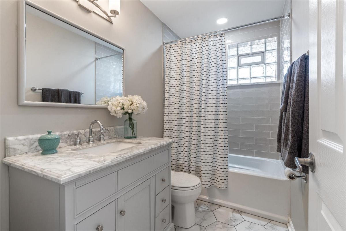 1521 W Wolfram Street Unit: 3