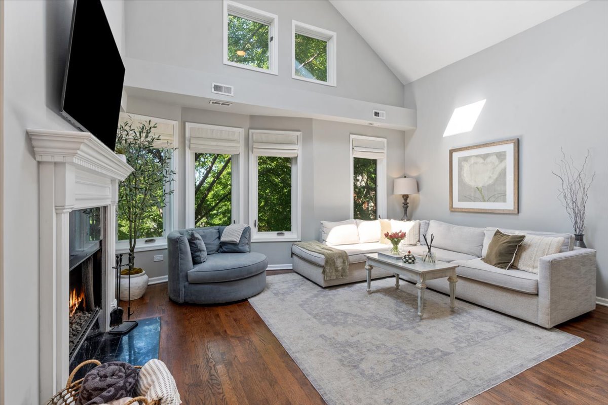 1521 W Wolfram Street Unit: 3
