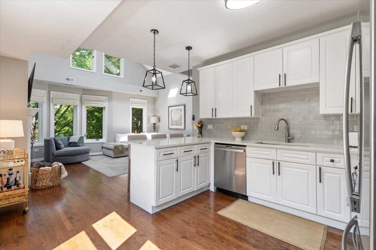 1521 W Wolfram Street Unit: 3