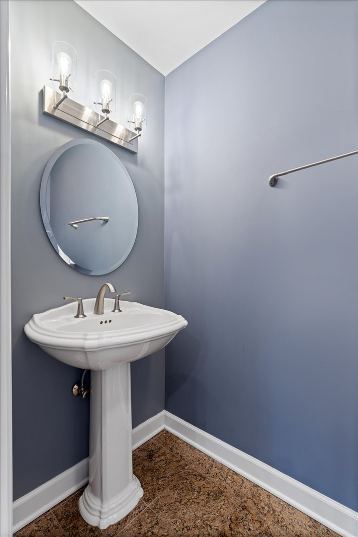 363 W SUPERIOR Street Unit: B