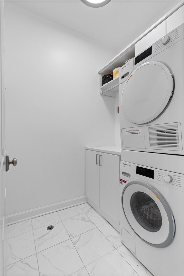 363 W SUPERIOR Street Unit: B