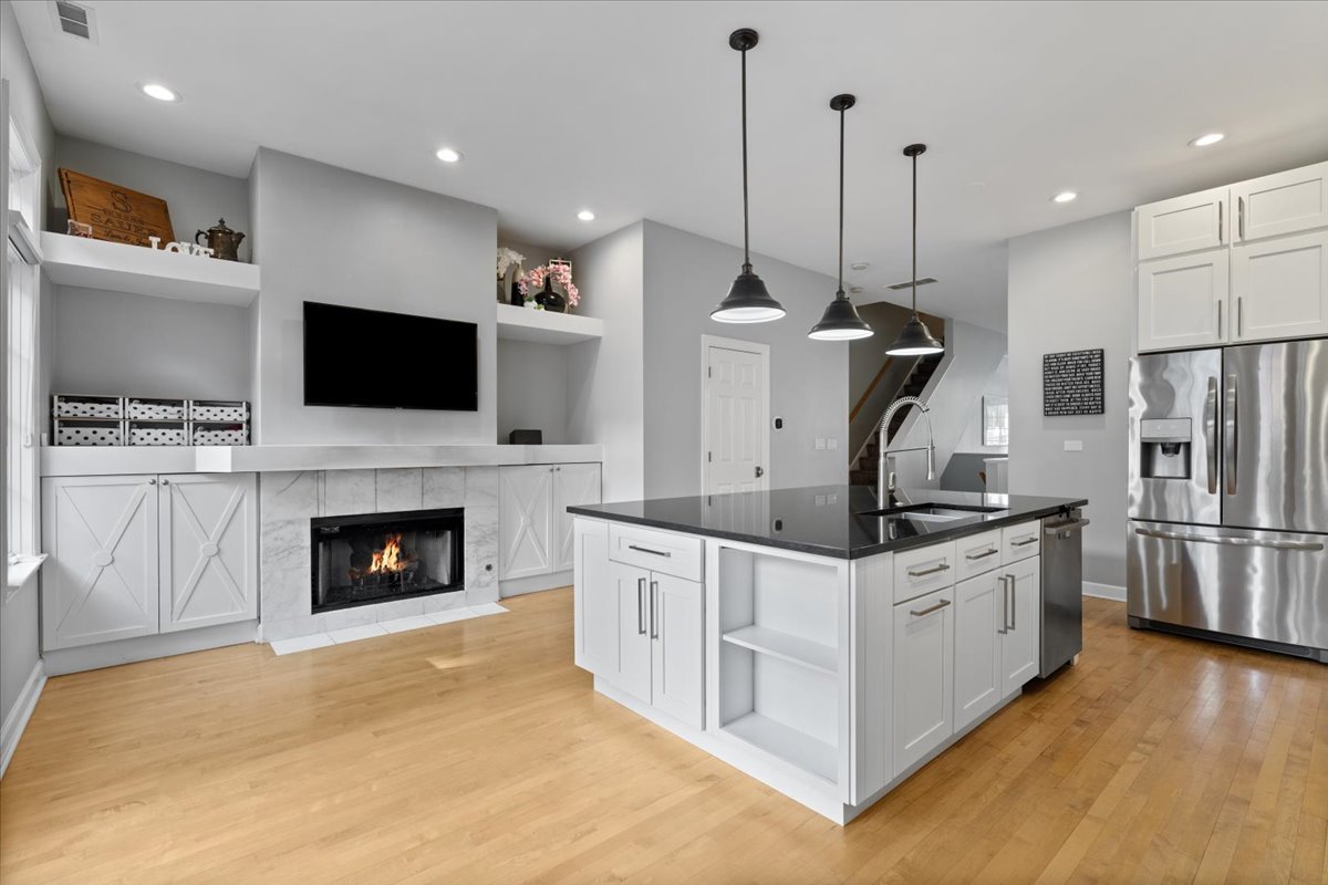 363 W SUPERIOR Street Unit: B