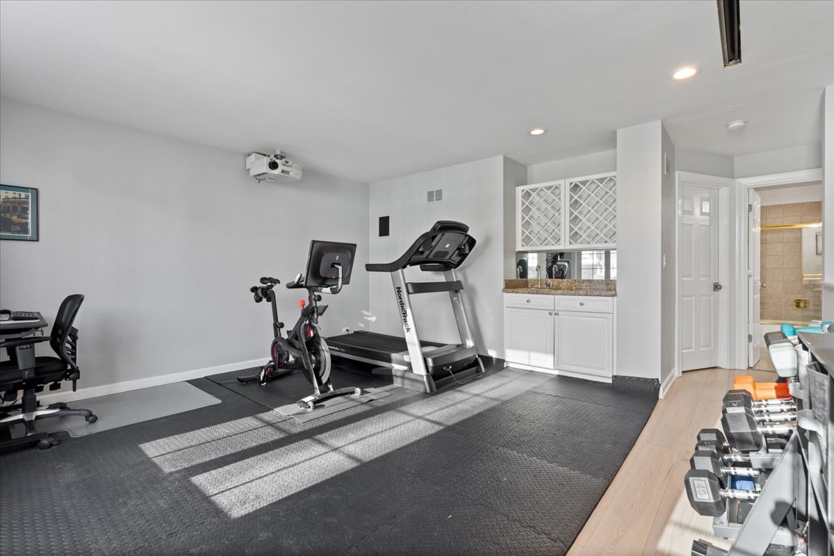 363 W SUPERIOR Street Unit: B