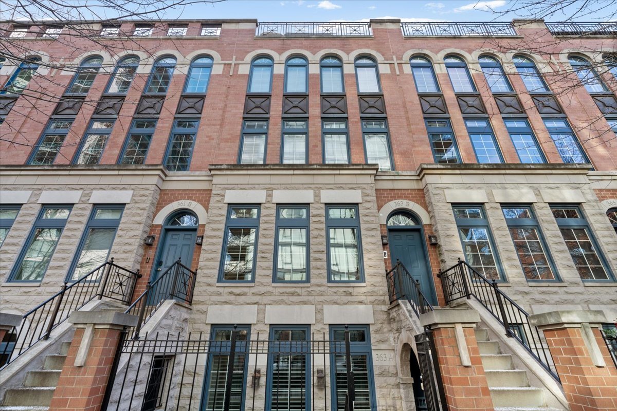 363 W SUPERIOR Street Unit: B