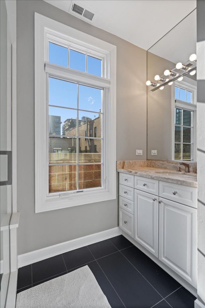 363 W SUPERIOR Street Unit: B