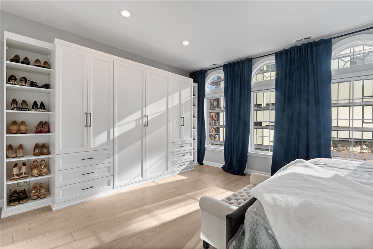 363 W SUPERIOR Street Unit: B