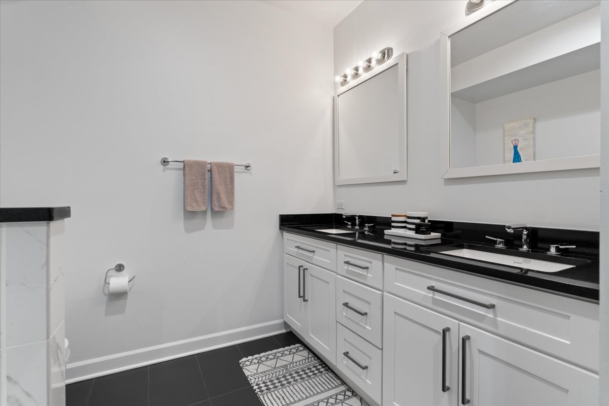 363 W SUPERIOR Street Unit: B