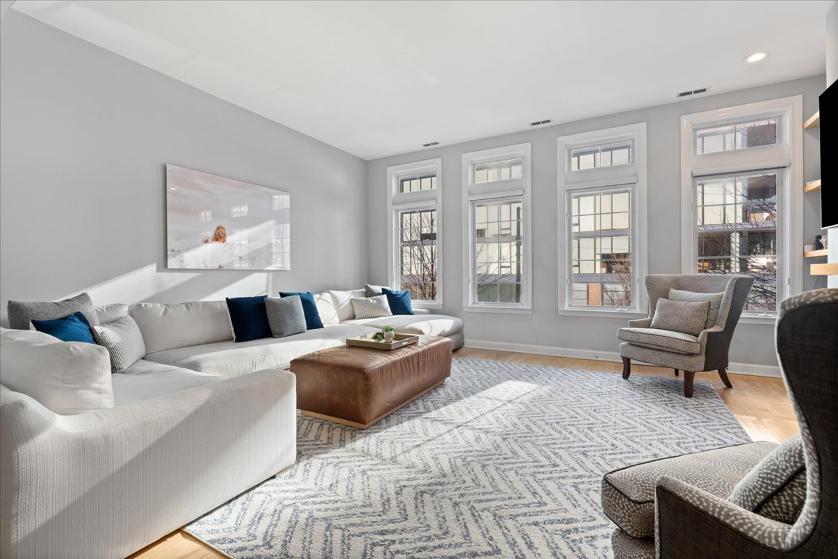 363 W SUPERIOR Street Unit: B