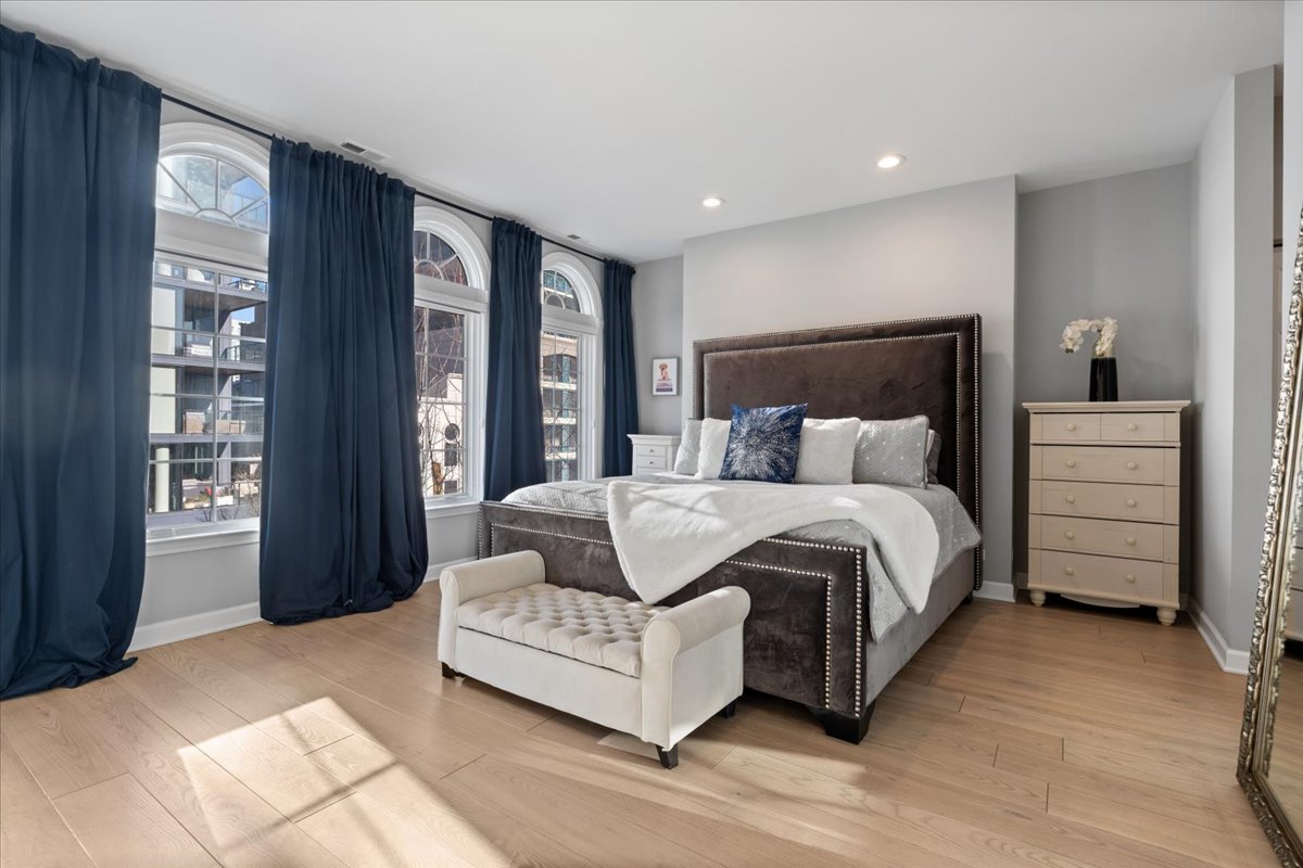 363 W SUPERIOR Street Unit: B