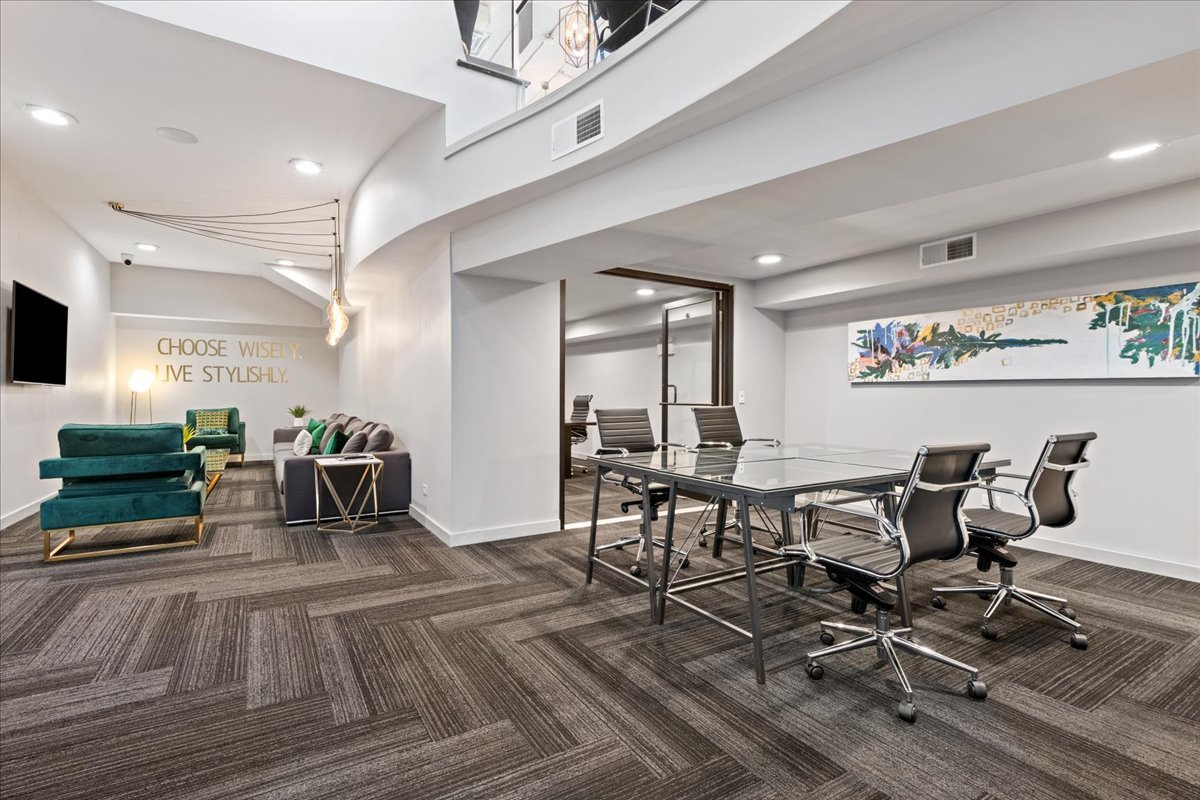 200 W Superior Street