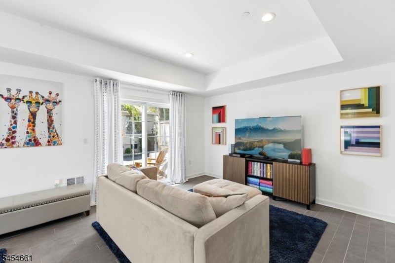 484 4Th Ave 1
