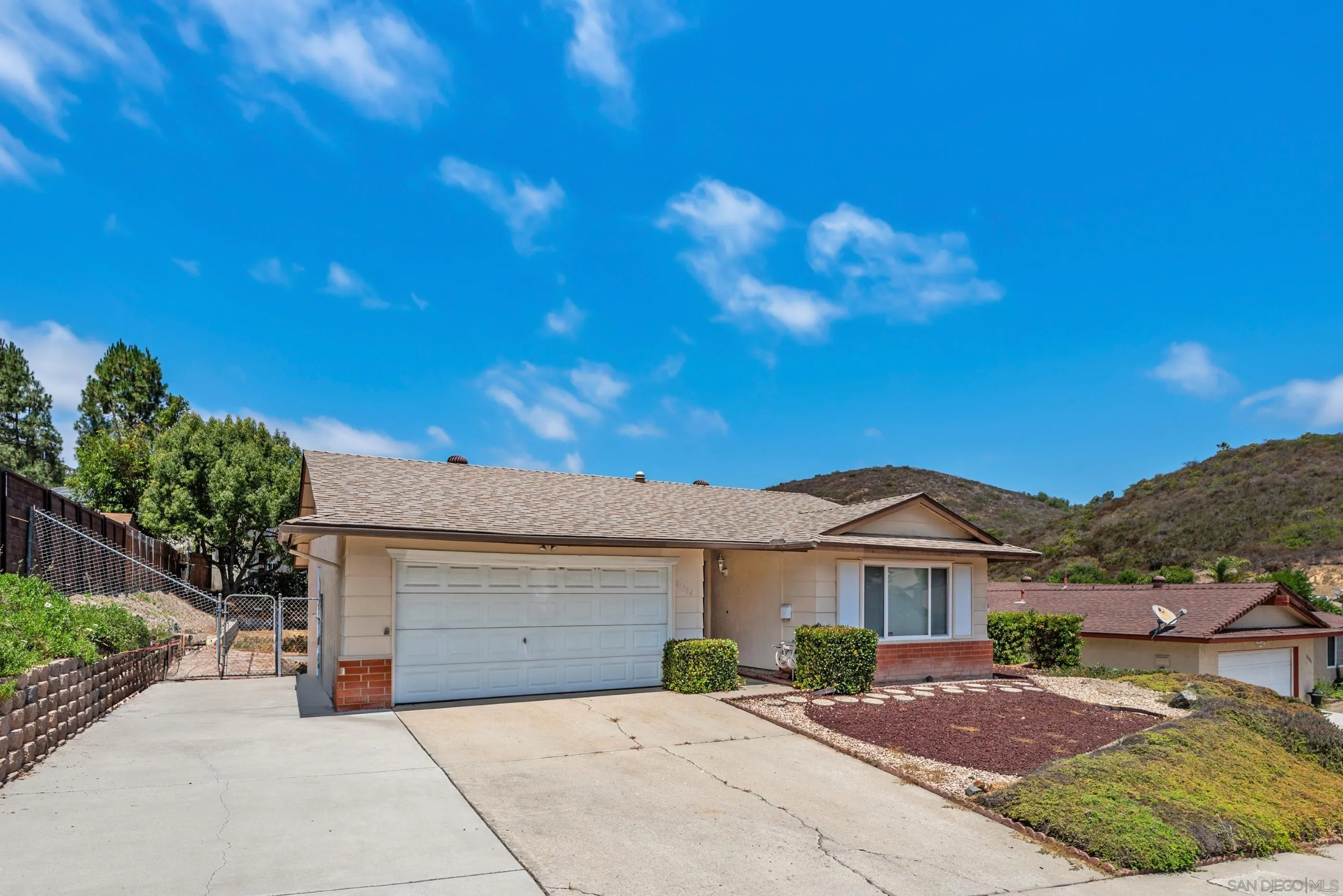11384 Almazon St