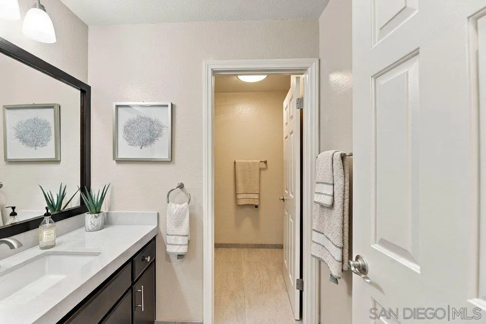 1422 W Country Club