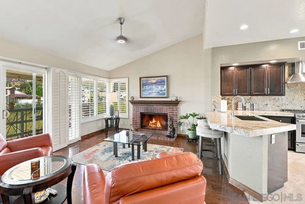 1422 W Country Club