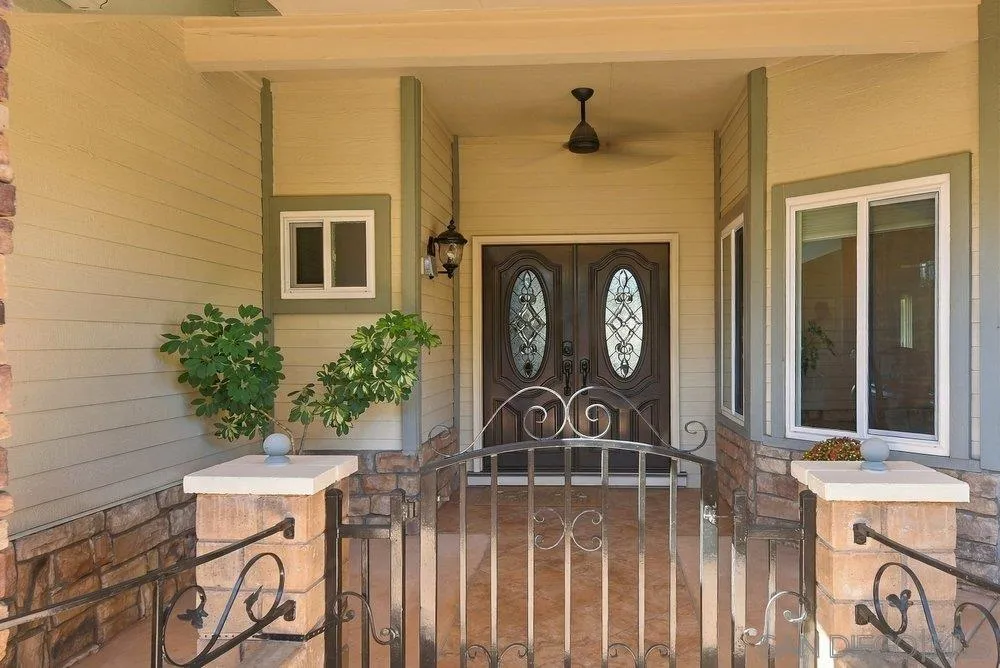 1422 W Country Club