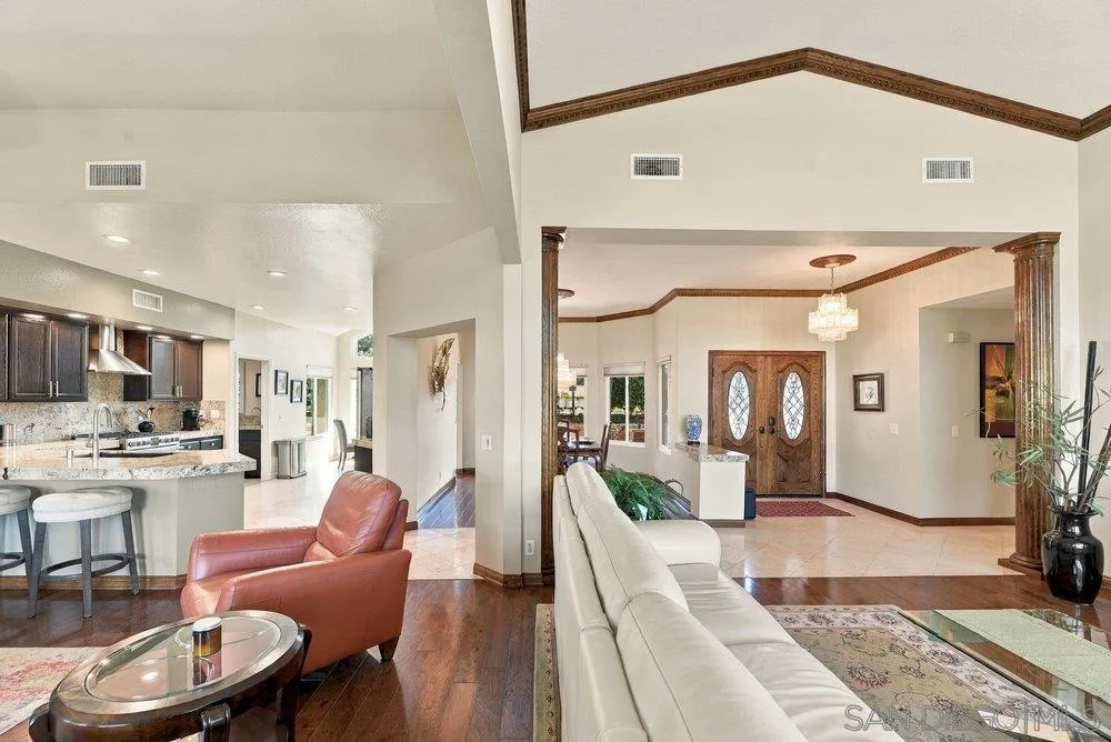 1422 W Country Club