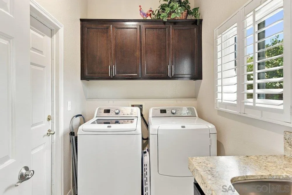 1422 W Country Club
