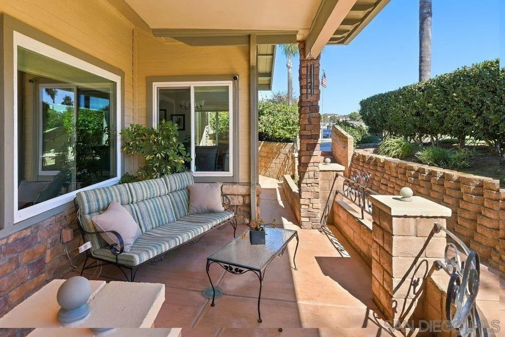 1422 W Country Club