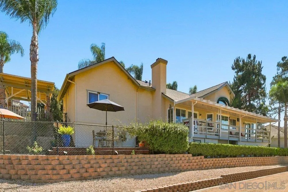 1422 W Country Club