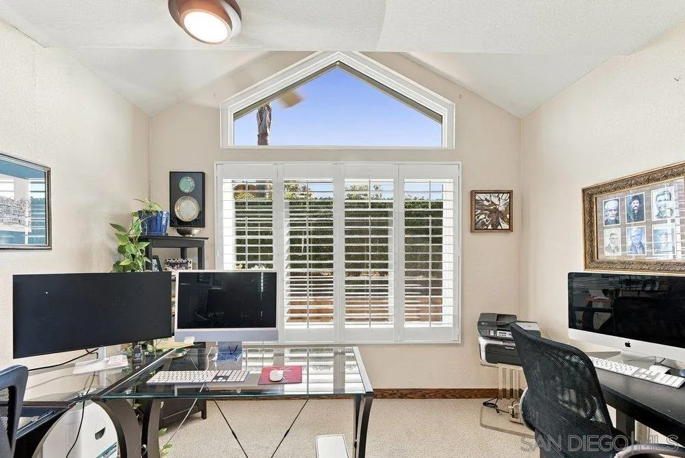 1422 W Country Club