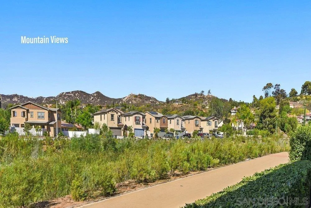 1422 W Country Club