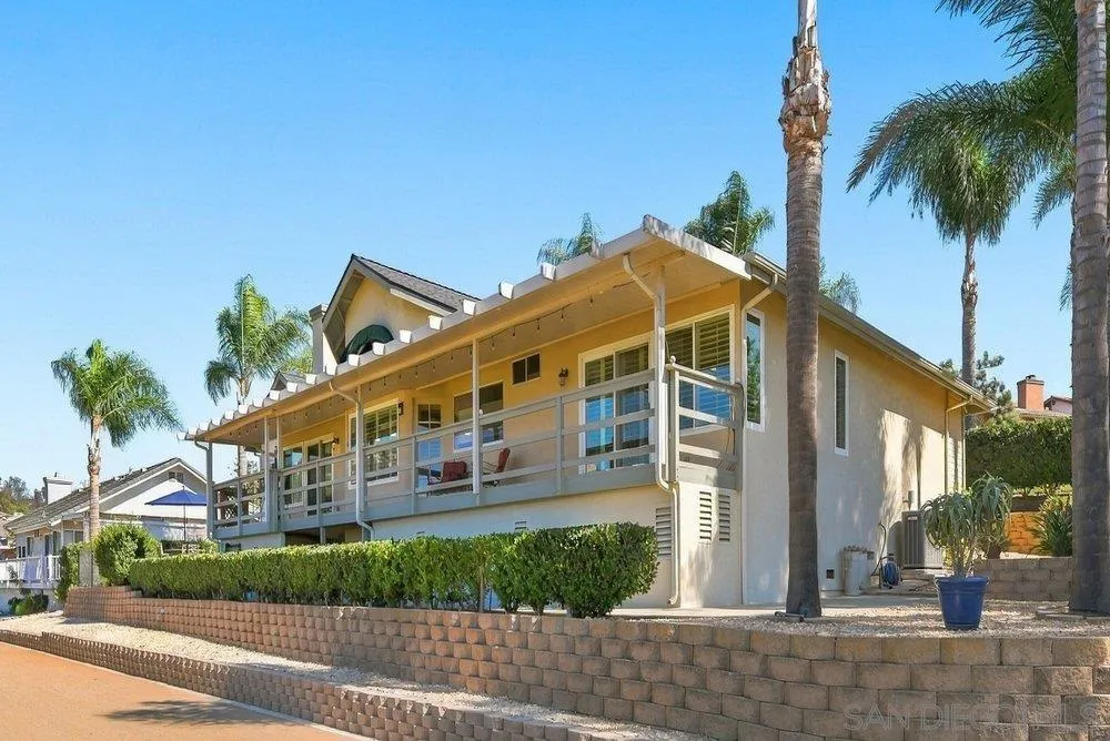 1422 W Country Club