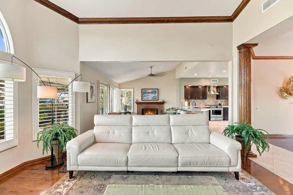 1422 W Country Club