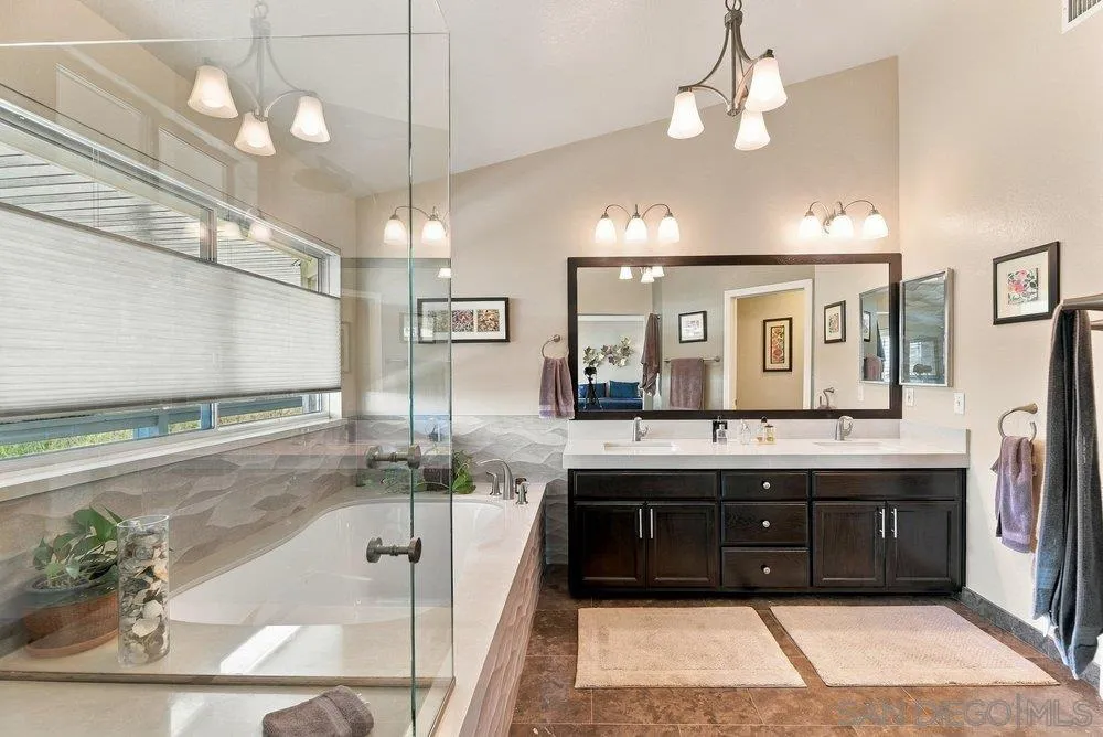 1422 W Country Club