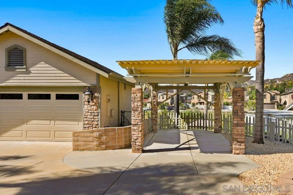 1422 W Country Club